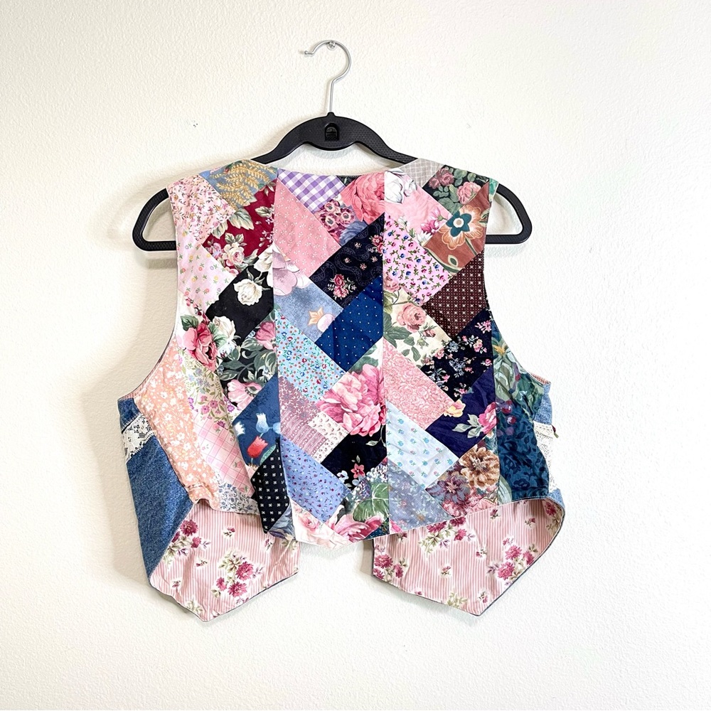 🤍 5/$25 Vintage reversible denim floral patchwork vest
